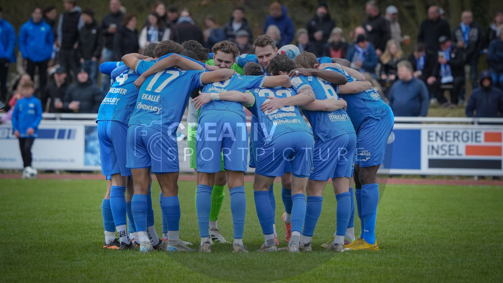 Fußball, Herren, Saison 2025/2026, Landespokal Brandenburg, Halbfinale, RSV Eintracht 1949 vs. VfB 1921 Krieschow, Samstag 28.03.2026, Sportplatz-Heinrich-Zille-Straße | Fußball, Herren, Saison 2025/2026, Landespokal Brandenburg, Halbfinale, RSV Eintracht 1949 vs. VfB 1921 Krieschow, Samstag 28.03.2026, Sportplatz-Heinrich-Zille-Straße, Im Bild: Der Mannschfatskreis des RSV Eintracht. - Realisiert mit Pictrs.com
