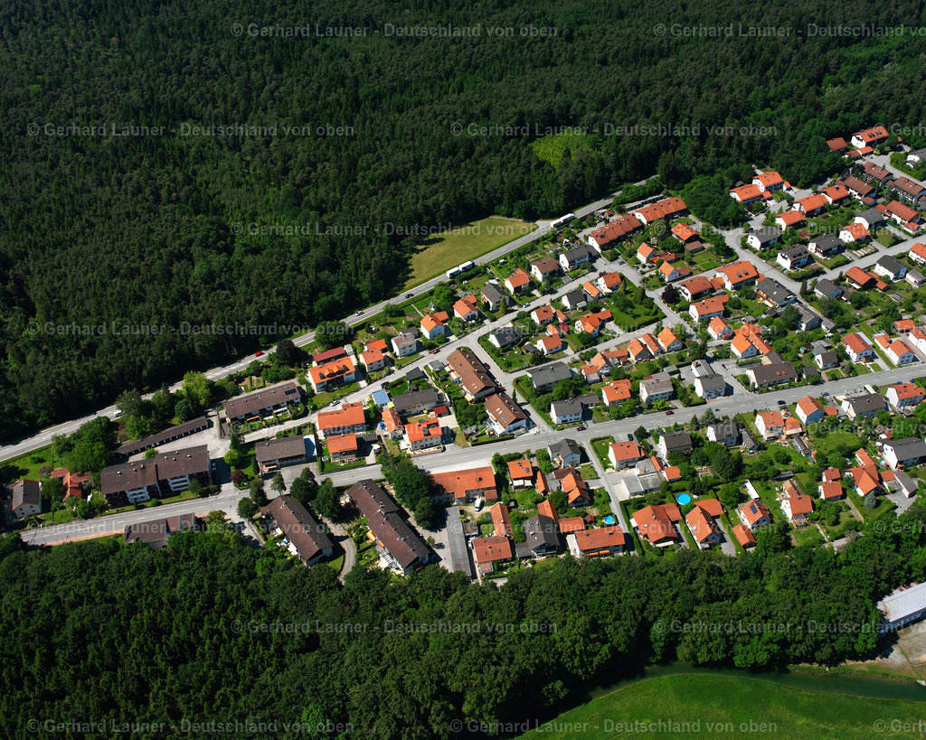 2600845 | HARTFELD 09.06.2006 Wald- Gebiete und Forstflächen umsäumen das Siedlungsgebiet des Dorfes in Hartfeld im Bundesland Bayern, Deutschland // Village - view on the edge of forested areas in Hartfeld in the state Bavaria, Germany Foto: Gerhard Launer