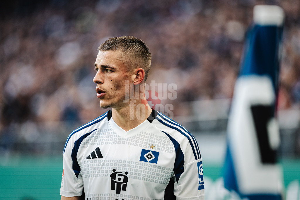 Fußball | Männer | Saison 2024/2025 | 2. Fußball-Bundesliga | 7. Spieltag | Hamburger SV vs. SC Paderborn 07 | 28.09.2024 | Miro Muheim (#28, HSV) vor dem Eckstoss