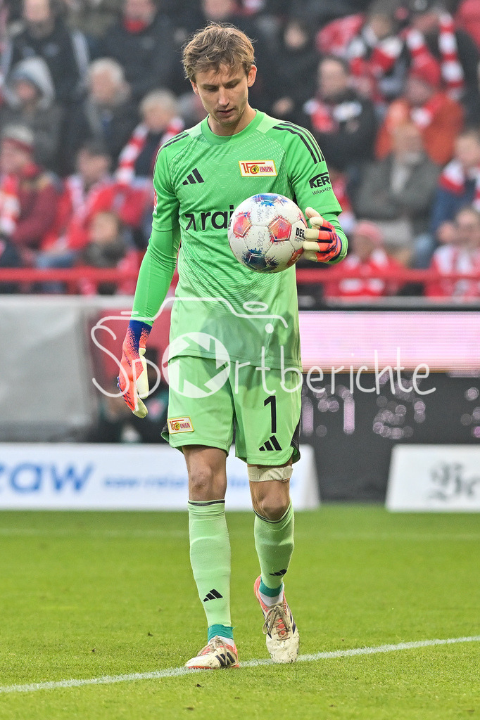 1. FC Union Berlin - FC Bayern München | Berlin, DEUTSCHLAND - 8. NOVEMBER: am Ball Frederik RÖNNOW (Union Berlin 1) ,Einzelfoto / Freisteller während dem Bundesligamatch zwischen dem 1. FC Union Berlin und dem FC Bayern München am 10. Spieltag im Stadion an der alten Försterei am 8. November 2025 in Berlin, Germany / DFL REGULATIONS PROHIBIT ANY USE OF PHOTOGRAPHS AS IMAGE SEQUENCES AND/OR QUASI-VIDEO