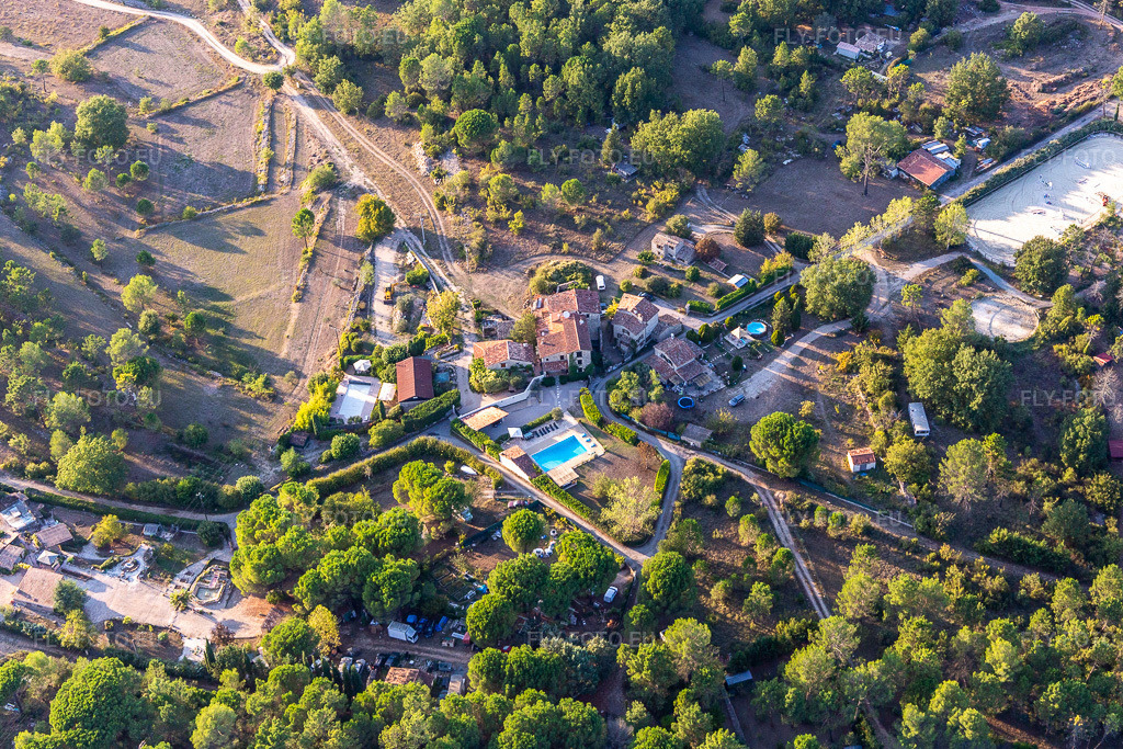 Vue aérienne: Vue de la ville à Montauroux dans le département Var, France. Photo: IMG_129511.jpg prise le 18/09/2021 par Werner Riehm/FLY-FOTO.eu – Résolution de l'original: 5176 x 3451 px