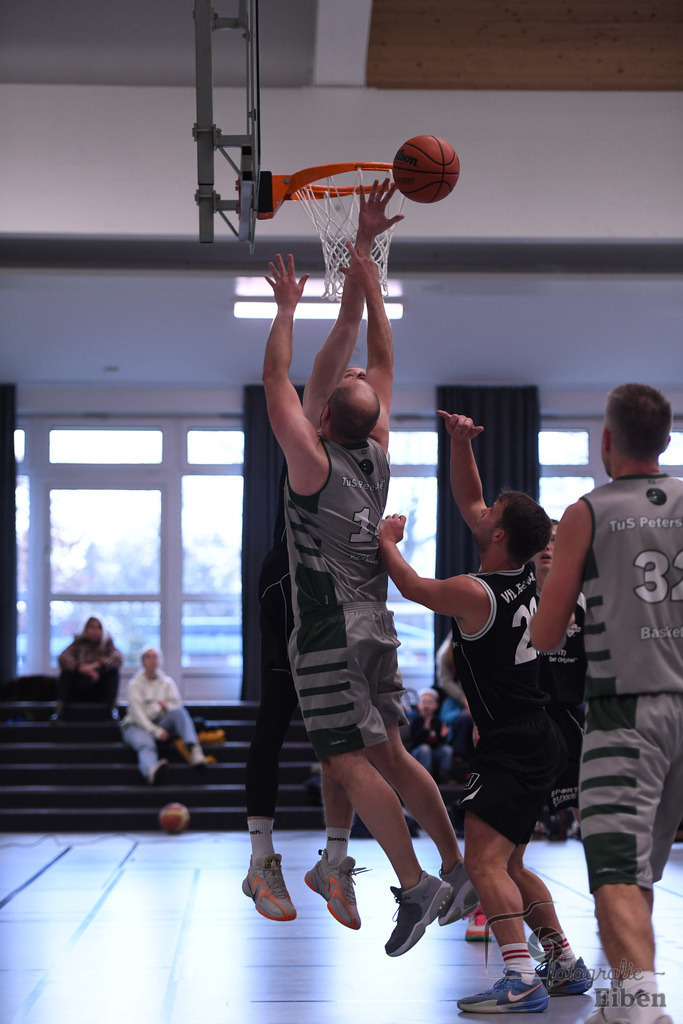 TuS Petersfehn-VfL Edewecht | Basketball Regionalliga; TuS Petersfehn (grau)-VfL Edewecht (schwarz) am 30.11.2025 in Petersfehn (Sporthalle Petersfehn), Photo: Philip Eiben 2025 - Realisiert mit Pictrs.com