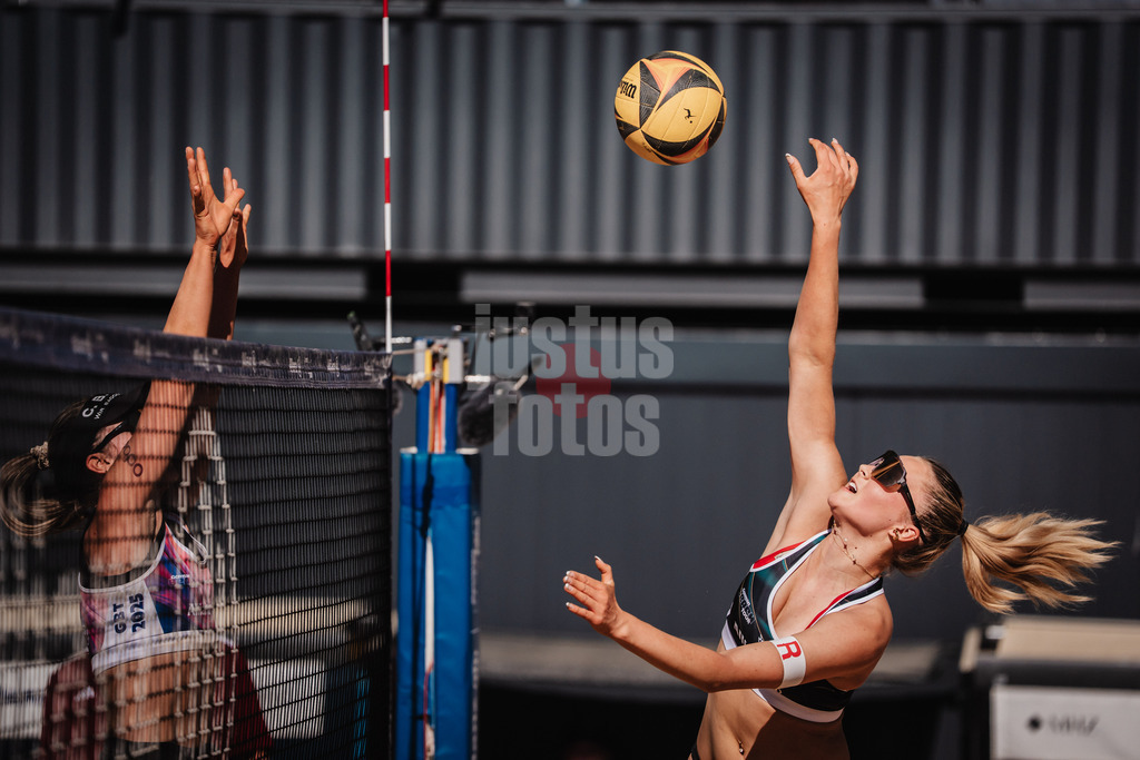 Beachvolleyball | Frauen | Allianz German Beach Tour 2025 | Tourstop Düsseldorf | 15.05.2025 | Anna-Chiara Reformat (rechts) beim Angriff gegen Louisa Marunde (links)