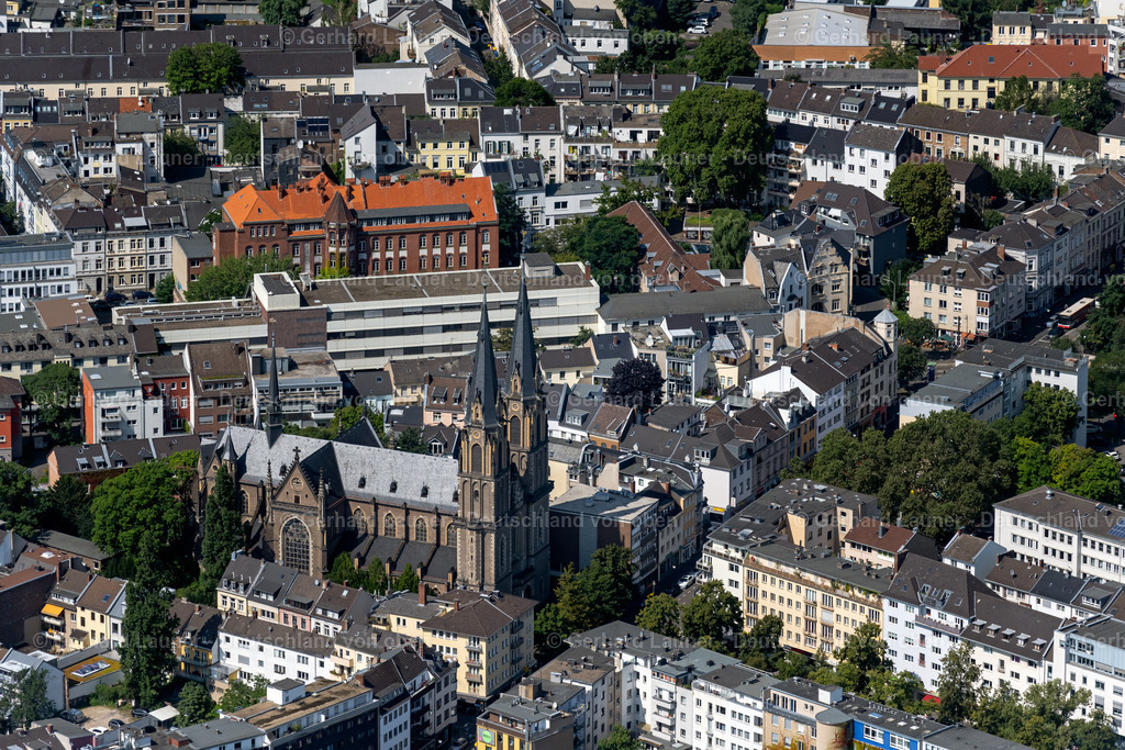 4048302 | Die Stiftskirche ist eine römisch-katholische Pfarrkirche in Bonn, die den Namen St. Johann Baptist und Petrus trägt, lokal auch Kuhle Dom genannt, und von 1879 bis 1886 erbaut wurde