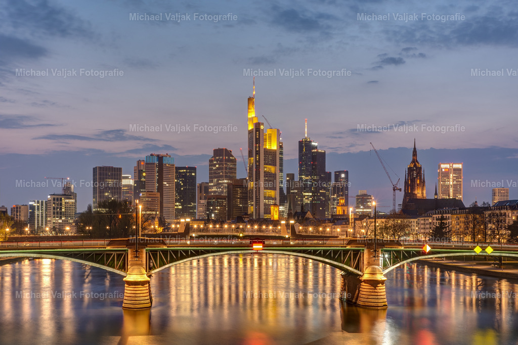 Frankfurt Skyline | Blick von der Flößerbrücke in Richtung Ignatz-Bubis-Brücke mit der Skyline von Frankfurt im Hintergrund. - Realisiert mit Pictrs.com