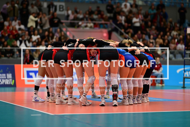 Volleyball I Frauen I Saison 2025-2026 I Bundesliga I 5. Spieltag I ETV Hamburger Volksbank Volleys - Dresdner SC I 06856 | ETV Hamburger Volksbank Volleys Frauen zusammen - Realisiert mit Pictrs.com