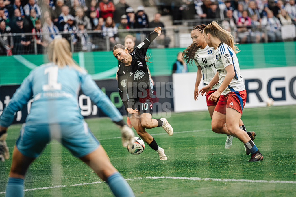 Fußball | Frauen | Saison 2024/2025  | DFB-Pokal der Frauen | Halbfinale | Hamburger SV vs. Werder Bremen | 23.03.2025 | Tuana Mahmoud (#10, Werder Bremen) sieht für diese Schwalbe die Gelbe Karte
