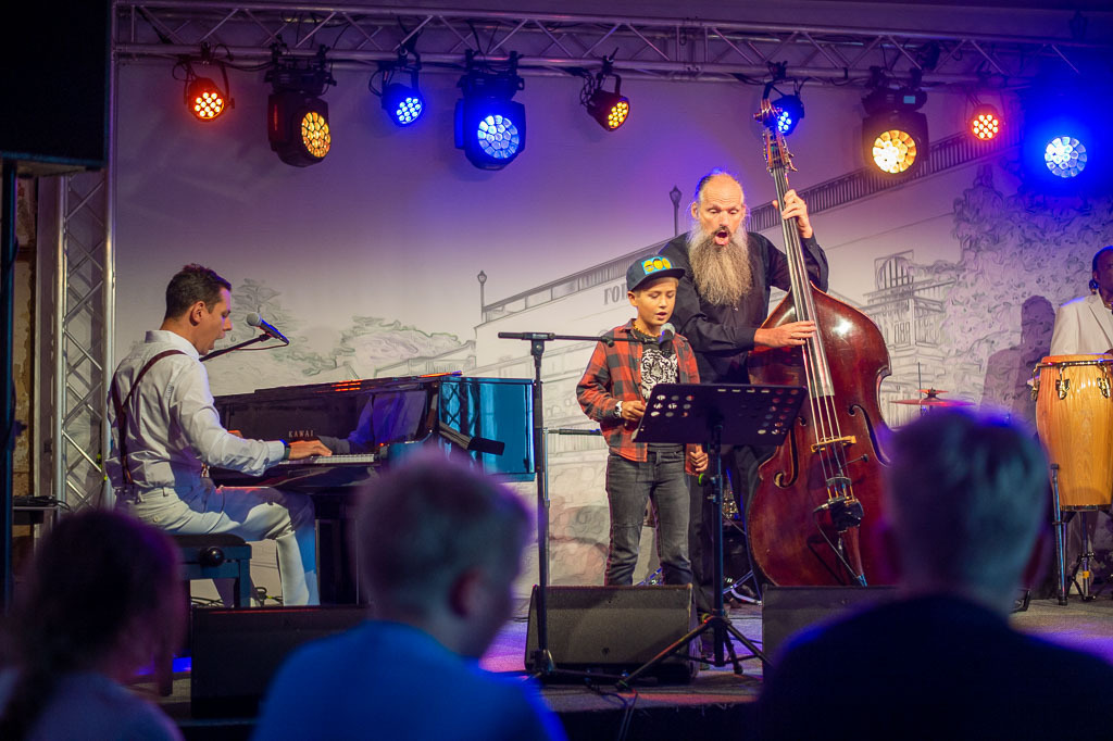 Summ Summ Salsa | Kinderkonzert Summ Summ Salsa mit Klazz Brothers & Cuba Percussion im Forte Belvedere Leisnig zum Festival Hallo Leisnig 2022. - Realisiert mit Pictrs.com