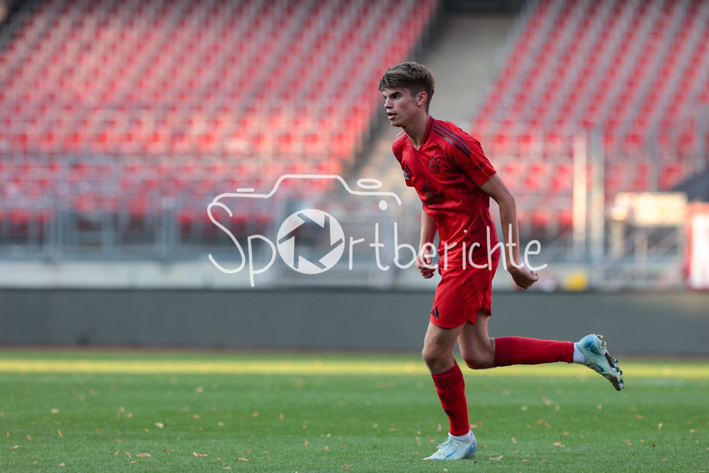 1. FC Nürnberg II - FC Bayern Amateure | im Bild Guido DELLA ROVERE (FCB #15) / Freisteller / Einzelfoto