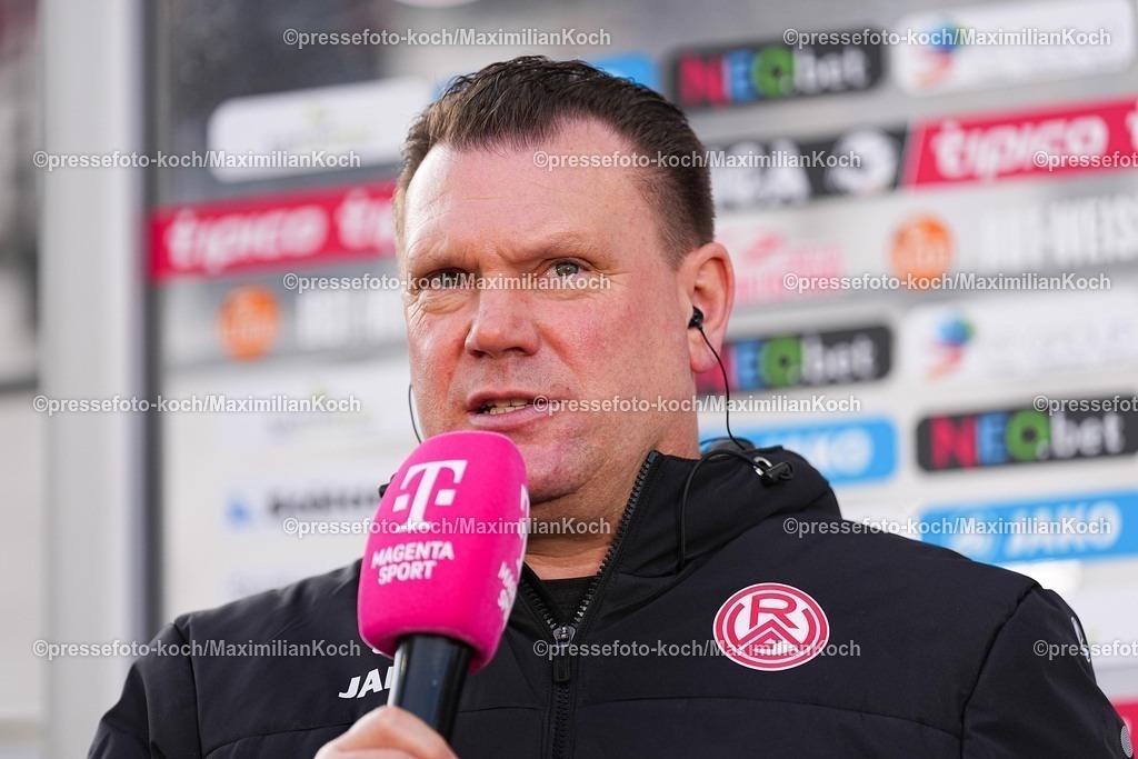 xYDRx24012601008 | 24.01.2026, xydrx, Fußball, 3.Liga, Rot-Weiss Essen - TSV Havelse, Saison 2025 2026, Stadion an der Hafenstraße: Uwe Koschinat (Cheftrainer Rot-Weiss Essen)   DFB regulations prohibit any use of photographs as image sequences and or quasi-video. Photo: xYannisxDreimannxPressefotoKochx