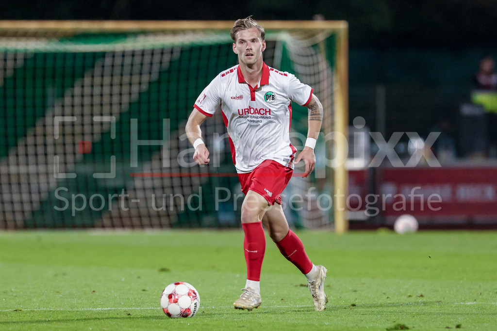 Fussball, Regionalliga Nord, SV Werder Bremen II - VfB Lübeck | Luca Menke (VfB Lübeck, 5) am Ball, Freisteller, Einzelbild, Ganzkörper, Aktion, Action, Spielszene