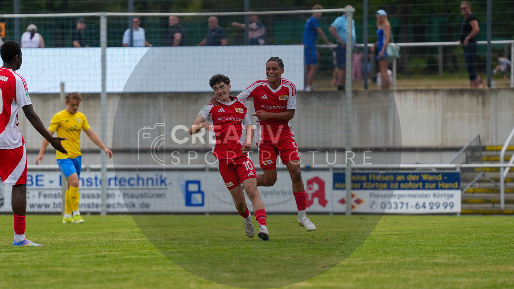 Fußball, Herren, Saison 2025/2026, 3. Luckenwalder Turmpokal, Werner-Seelenbinder-Stadion Luckenwalde, Spiel: FSV 63 Luckenwalde vs. 1.FC Union Berlin U19,  | Fußball, Herren, Saison 2025/2026, 3. Luckenwalder Turmpokal, Werner-Seelenbinder-Stadion Luckenwalde, Spiel: FSV 63 Luckenwalde vs. 1.FC Union Berlin U19, Im Bild: Olufemi Adesiyan (r. Union) jubelt über den Führungstreffer von Theo Sakoufakis (l. Union) - Realisiert mit Pictrs.com