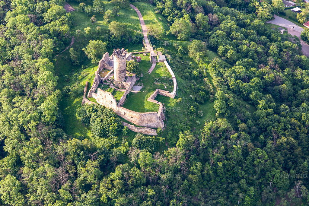 Luftbild: Ruine und Mauerreste der ehemaligen Burganlage und Feste Mühlburg im Ortsteil Mühlberg in Drei Gleichen im Bundesland Thüringen in Deutschland. Foto: IMG_007675.jpg vom 15.06.2021 durch Werner Riehm/FLY-FOTO.de