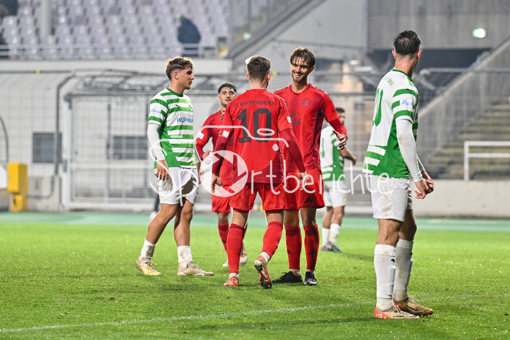 FC Bayern Amateure - SpVgg Greuther Fürth II | Jubel nach dem Treffer zum 3-0 druch Luca DENK (FC Bayern München II #6) / Freude / happy / Tor / torschuezte / Regionalliga Bayern: FC Bayern Muenchen II - SpVgg Greuther Fuerth II, Gruenwalder Stadion am am 29.10.2024