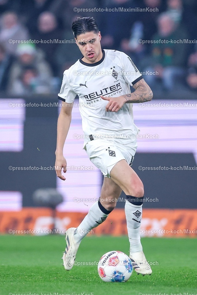 BMG13122502073 | 13.12.2025, Fußball, Borussia Mönchengladbach - VfL Wolfsburg, 1. Fußball Bundesliga, 14.Spieltag, Borussia-Park, Saison 2025 2026: Kevin Diks&nbsp;(Borussia Mönchengladbach #04)  DFB regulations prohibit any use of photographs as image sequences and or quasi-video.
