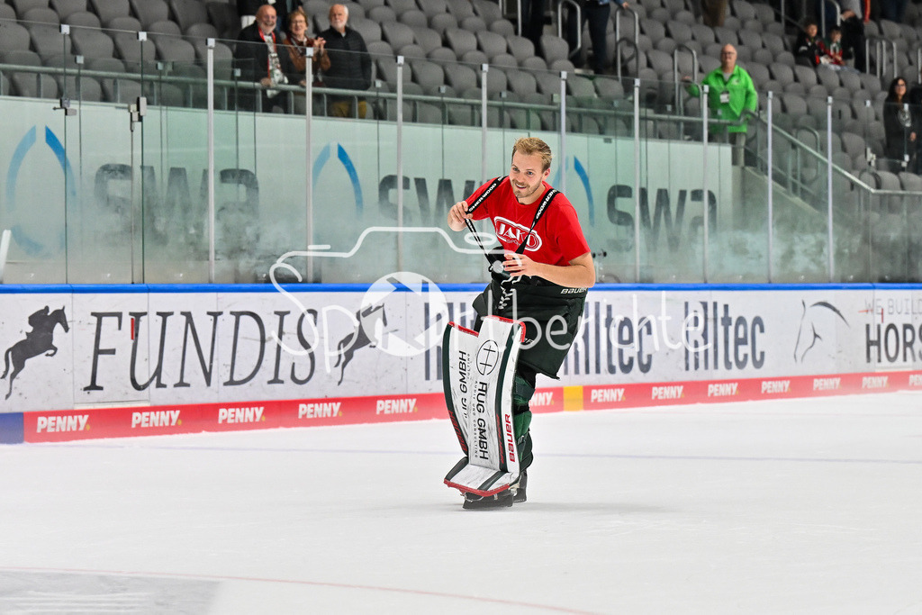 Augsburger Panther - Iserlohn Roosters | Die Augsburger Panther feiern zusammen mit ihren Fans den Heimsieg gegen Iserlohn / Penny DEL: Augsburger Panther - Iserlohn Roosters; Curt Frenzel Stadion am 21.09.2025 / im Bild Michael GARTEIG (Augsburger Panther 34