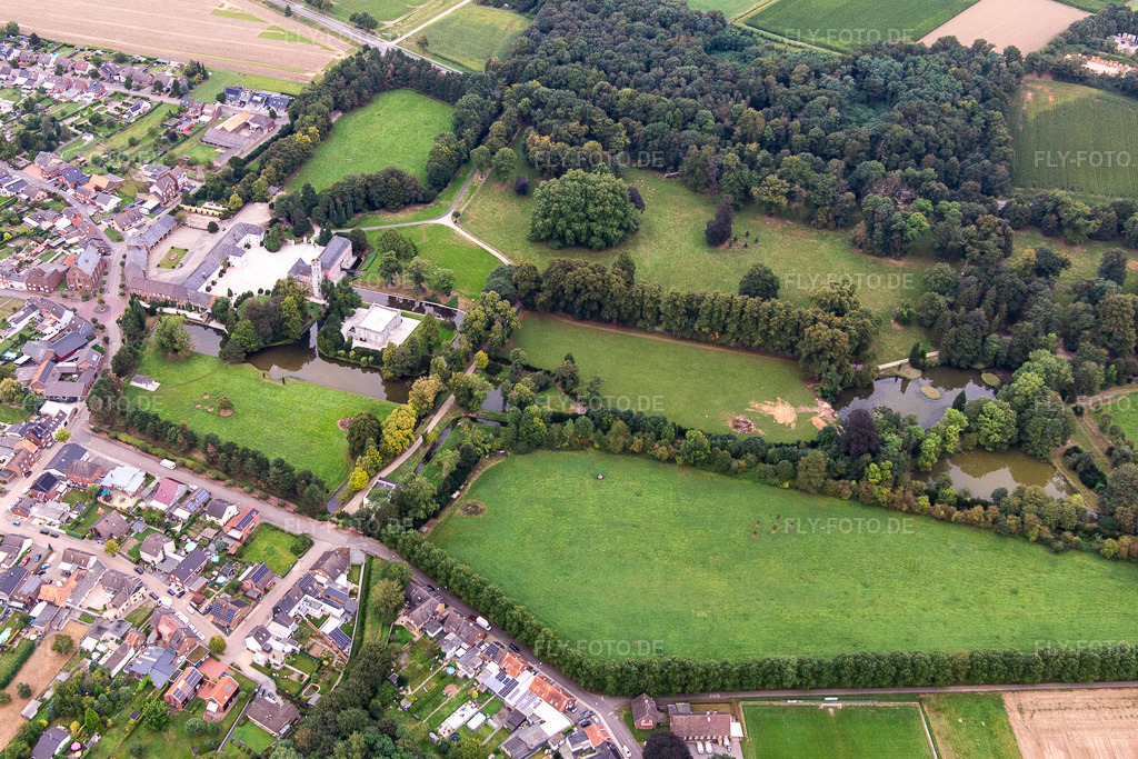 Luftbild: Schloss Rurich im Ortsteil Rurich in Hückelhoven im Bundesland Nordrhein-Westfalen in Deutschland. Foto: IMG_143403.jpg vom 07.09.2024 durch Werner Riehm/FLY-FOTO.deSchloss Rurich