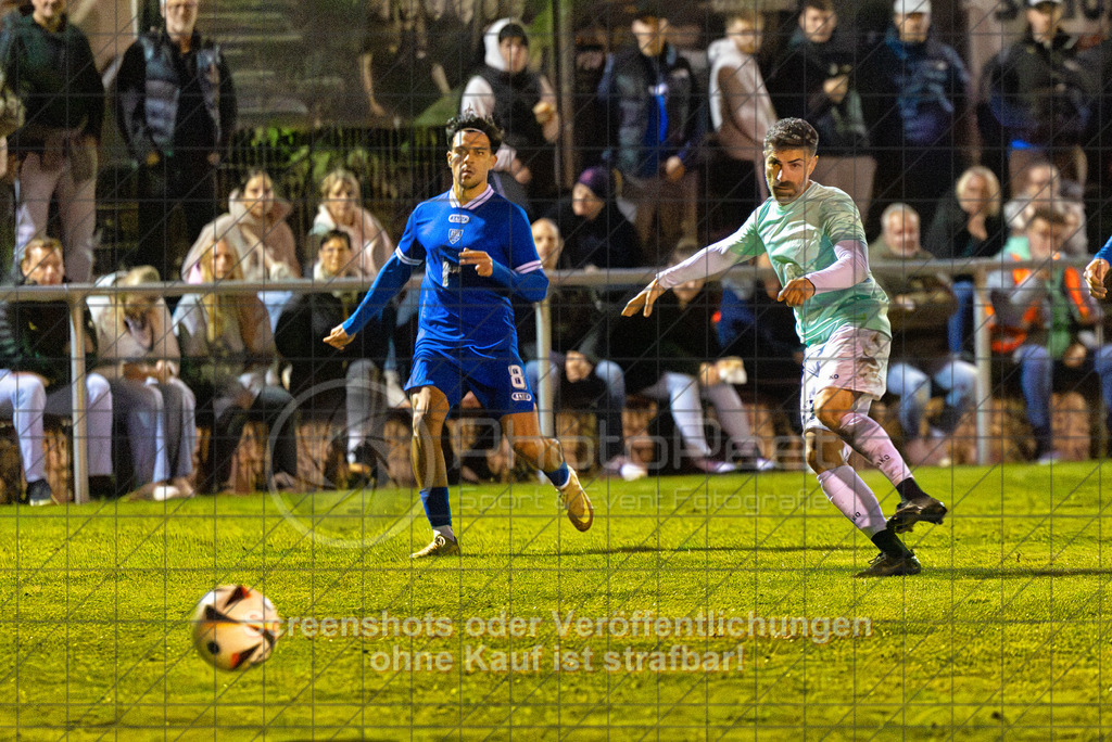 20261015_203645_0188-Bearbeitet_(c)_by_PhotoPeet | Umut Sat (TSG Salach #18) und Artur Schacht (TSG Salach #35)TSG Salach (türkis) vs. VfB Neuffen (blau), Fußball, Bezirksliga - Bezirk Neckar/Fils, 08. Spieltag, Saison 2026/2027, Rasensportplatz, Staufenecker Straße, 73084 Salach, 15.10.2026 - 19:30 Uhr,Foto: PhotoPeet / Sport- &amp; Eventfotografie / Peter Harich
