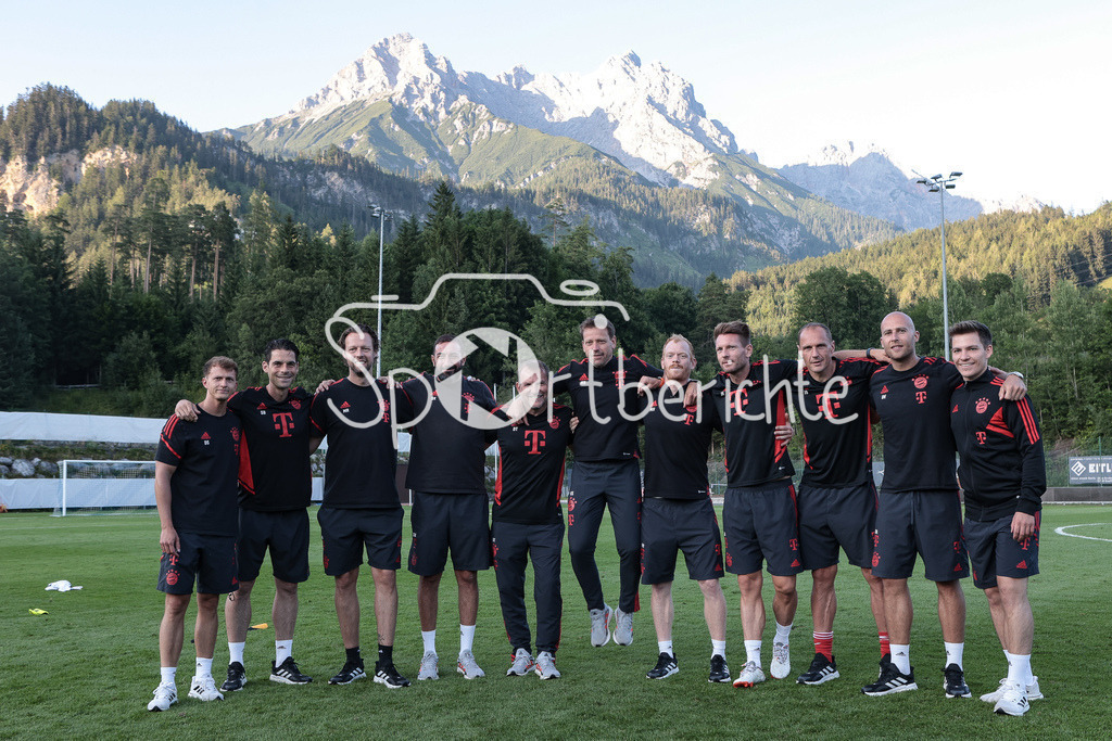 FC Pinzgau Saalfelden - FC Bayern Amateure | Der Stuff der Bayern Amateure um trainer Holger SEITZ positioniert sich vor einem traumhaften Bergpanorama zum gemeinsamen Bild / Mannschaftsfoto / FC Bayern Muechen / FC Bayern Amateure