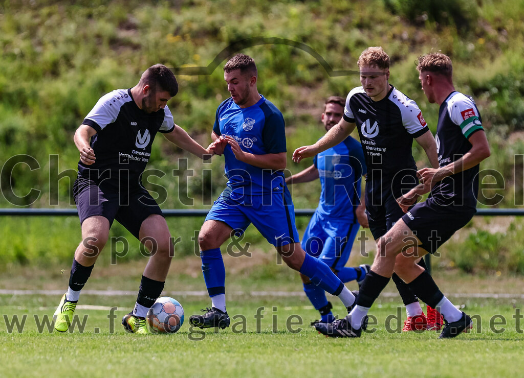 2023-07-22_080_FC_Langengeisling_gegen_VfB_Eichstaett_II | Erding, Deutschland, 22.07.2023:
Fußball, Bezirksliga Oberbayern Ost 2023 / 2024, Testspiel, FC Langengeisling gegen VfB Eichstätt II, Endergebnis: 3:2

Raphael Kundinger (VFB Eichstätt, #5), David Riederle (FC Langengeisling, #14), Jakob Luff (VFB Eichstätt, #22)

Foto: Christian Riedel / fotografie-riedel.net