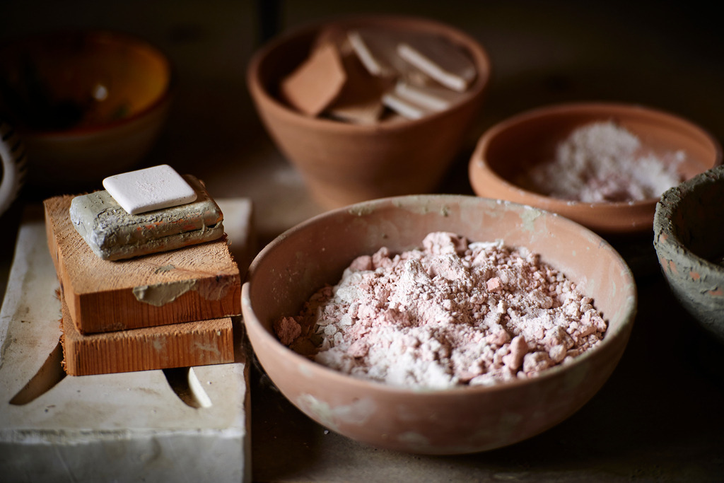 diverse Arbeitsmaterialien azuf dem Tisch | Deruta, Italien - August 31, 2016: Keramikmanufaktur Torretti; diverse Arbeitsmaterialien auf dem Tisch. - Realisiert mit Pictrs.com