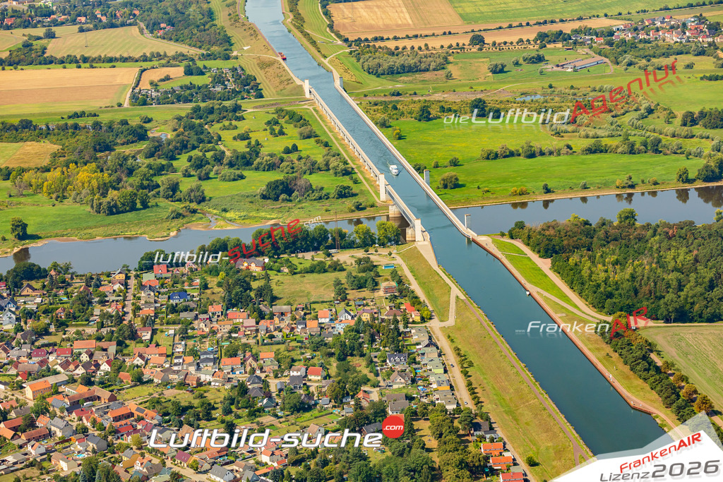 Schrägluftbild  Elbe Havel Kanal Brücke  Möser - Das Luftbild wurde 2025 vom UL-Flugzeug heraus erstellt (ohne Drohne- keine Drohnenaufnahme ) - Hochauflösende Luftaufnahme -Nicht vergleichbar mit Google Maps oder Satelittenbilder- Die Geschenkidee !Mit Lizenz und Bildrechte bestellbar