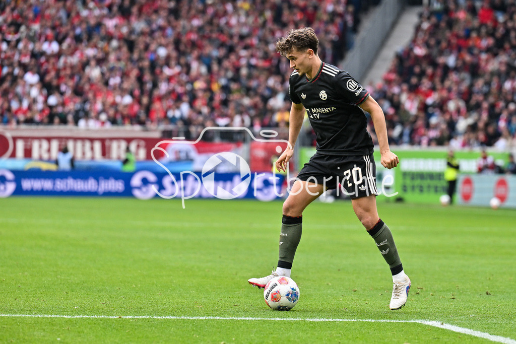SC Freiburg - FC Bayern München | FREIBURG, GERMANY - 04. APRIL: am Ball TOM BISCHOF (FC Bayern Munich 20) / Einzelfoto / Freisteller während dem Bundesligamatch zwischen dem SC Freiburg und dem FC Bayern München am 28. Spieltag im Europa-Park Stadion / DFL REGULATIONS PROHIBIT ANY USE OF PHOTOGRAPHS AS IMAGE SEQUENCES AND/OR QUASI-VIDEO