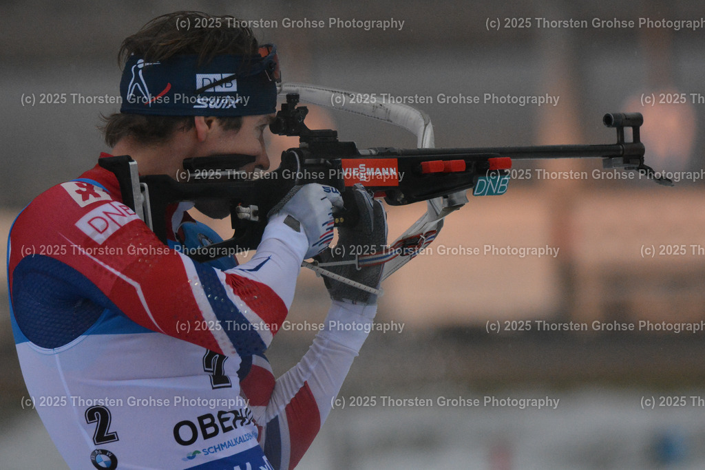 IBU WC Biathlon Oberhof 2018 | SVENDSEN Emil Hegle (NOR) am Schiessstand; IBU WC Biathlon Oberhof 2018, 12,5 km Verfolgung der Männer am 06.01.2018 in der DKB Ski Arena in Oberhof, (Deutschland) - Realisiert mit Pictrs.com