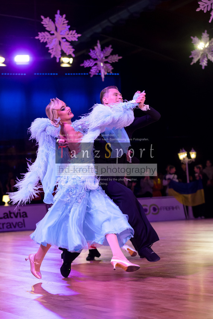 20241215_WDSF_Int_Open_Std-Riga-9892 | Tanzsportbilder, Standardtanz, Lateintanz, WDSF, DTV, LTVB, dancecomp, goc, hessen tanzt, blaues band der spree, walzer, tango, wiener walzer, slowfox, quickstepp, samba, rumba, cha-cha-cha, paso doble. jive, hd-kroft photography, turniertanzsport