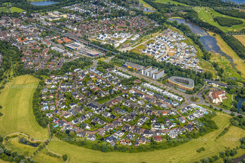 Duisburg240704416-Sued | Luftbild, Duisburg-Süd, Wohngebiet Angerbogen, Am Alten Angerbach, halbkreisförmige Neubau-Wohnsiedlung, Gewerbegebiet Xella International GmbH und Edeka E-Center Angerbogen, überdachter Bahnhof Angerbogen, Huckingen, Duisburg, Ruhrgebiet, Nordrhein-Westfalen, Deutschland