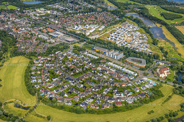 Duisburg240704416-Sued | Luftbild, Duisburg-Süd, Wohngebiet Angerbogen, Am Alten Angerbach, halbkreisförmige Neubau-Wohnsiedlung, Gewerbegebiet Xella International GmbH und Edeka E-Center Angerbogen, überdachter Bahnhof Angerbogen, Huckingen, Duisburg, Ruhrgebiet, Nordrhein-Westfalen, Deutschland