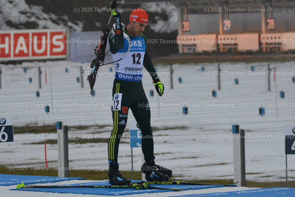 IBU WC Biathlon Oberhof 2018 | PEIFFER Arnd (GER) am Schiessstand; IBU WC Biathlon Oberhof 2018, 12,5 km Verfolgung der Männer am 06.01.2018 in der DKB Ski Arena in Oberhof, (Deutschland) - Realisiert mit Pictrs.com