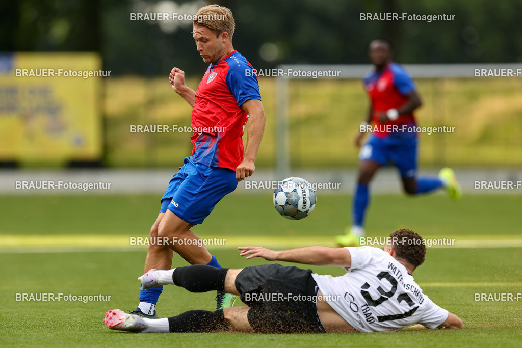 1_KFCWAT_20250723_0238.JPG -  - KFC Uerdingen - SG Wattenscheid 09 - Testspiel | Krefeld, Deutschland, 23.07.25: Alexander Lipinski (KFC Uerdingen) und Albin Thaqi (SG Wattenscheid 09) im Kampf um den Ball waehrend des Testspiel Spiels zwischen KFC Uerdingen - SG Wattenscheid 09 in der Covestro Sportpark am 23. July 2025 in Krefeld, Deutschland. (Foto von Stefan Brauer/Brauer-Fotoagentur)