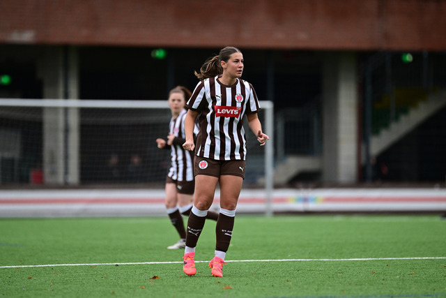 Fußball I Frauen I Saison 2025-2026 I Regionalliga Nord I 10. Spieltag I FC St. Pauli - Hamburger SV U20 I 12395 | Der Sportfotograf. - Realisiert mit Pictrs.com