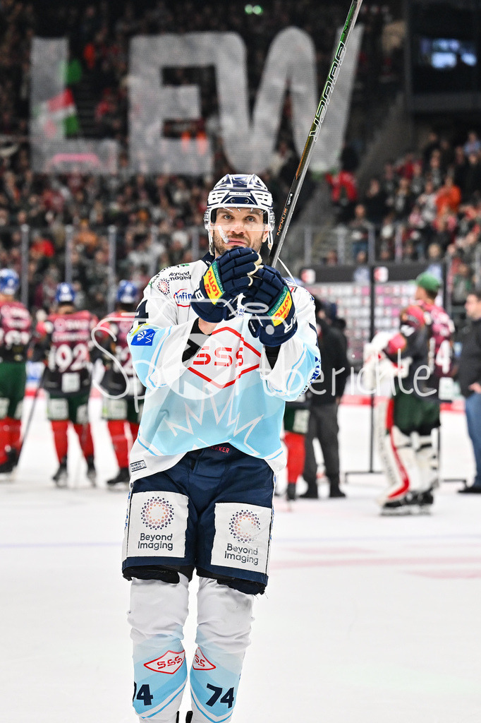 Augsburger Panther - Dresdner Eislöwen | AUGSBURG, DEUTSCHLAND - 06. MÄRZ: im Bild Tomas SYKORA (Eislöwen Dresden 74) der dich bei den mitgereisten Fans bedankt nach dem Match zwischen den Augsburger Panthern und den Dresdner Eislöwen am 49. Spieltag der Penny DEL im Curt Frenzel Stadion