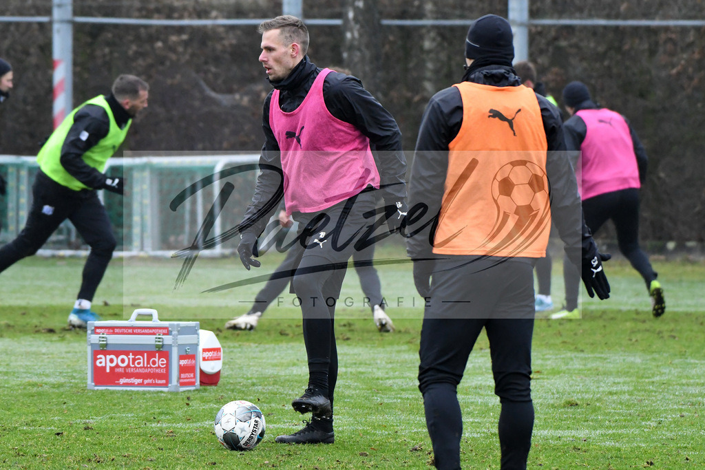 20200125_TRAOSN_0016 | Fußball, Herren: Maurice Trapp (VfL Osnabrück) in Aktion, am Ball, Einzelaktion beim Training des VfL Osnabrück am 25.01.2020 im Sportpark Illoshöhe in Osnabrück, Deutschland.(Foto von Nico Paetzel) - Realisiert mit Pictrs.com