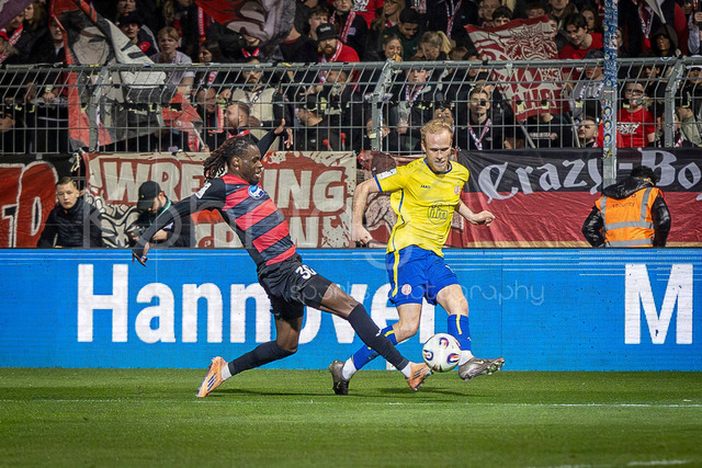 Third Division, FC Viktoria Köln vs Rot-Weiss Essen, 22.03.2026 | KÖLN, GERMANY - MARCH 22: Yannick Tonye (Viktoria Köln, 30) against Lucas Brumme (Rot-Weiss Essen, 14) during the third division match on gameday 30 between FC Viktoria Köln vs Rot-Weiss Essen at Sportpark Höhenberg on March 22, 2026 in Köln, Germany. DFL REGULATIONS PROHIBIT ANY USE OF PHOTOGRAPHS AS IMAGE SEQUENCES AND/OR QUASI-VIDEO.