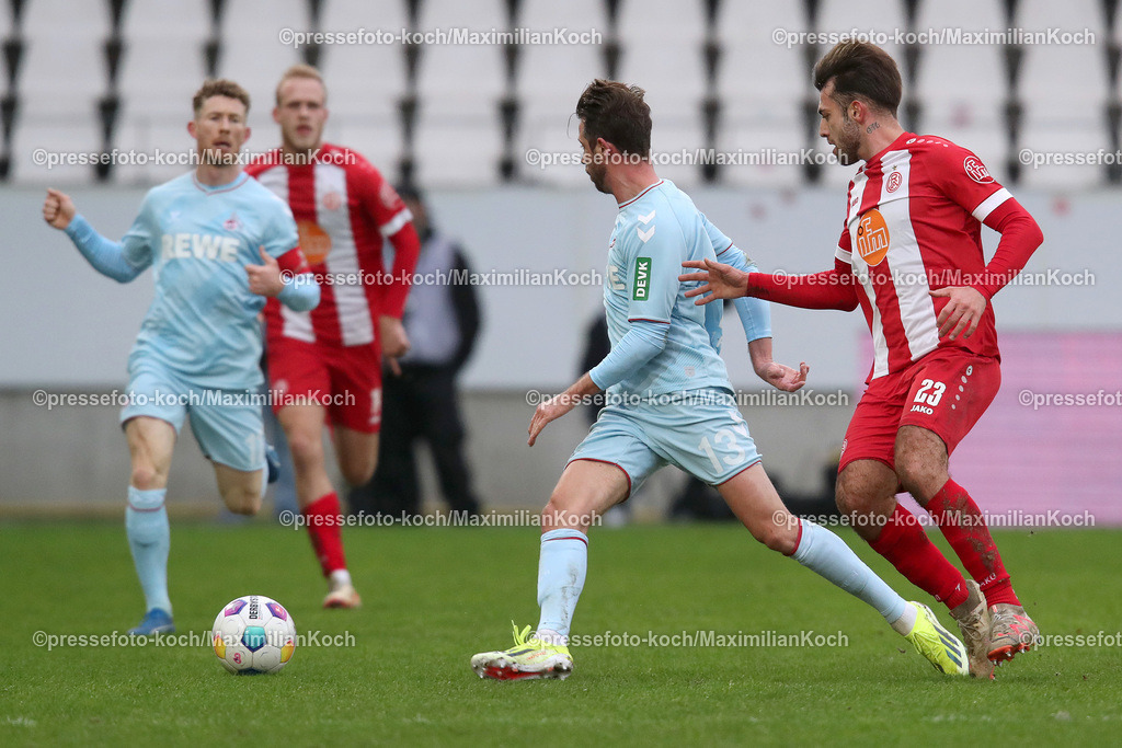 RWE06012401022 | 06.01.2024, Essen, Fußball, Herren, Stadion an der Hafenstraße, Testspiel, Rot-Weiss Essen – 1. FC Köln:  Mark Uth (1.FC Köln) gegen Jose-Enrique Rios-Alonso (Rot-Weiss Essen)
DFB regulations prohibit any use of photographs as image sequences and or quasi-video.