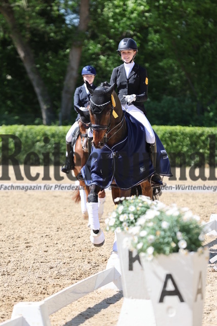 Böblingen_2025_Prfg.Nr.08_Dressurprüfung_Kl.M_Nürnberger Burgpokal_Siegerehrung_Prfg.Nr.08__ (20) | Alle Fotos der Reiterjournal Fotografin Doris Matthaes im Reiterjournal Online-Fotoshop. - Realisiert mit Pictrs.com