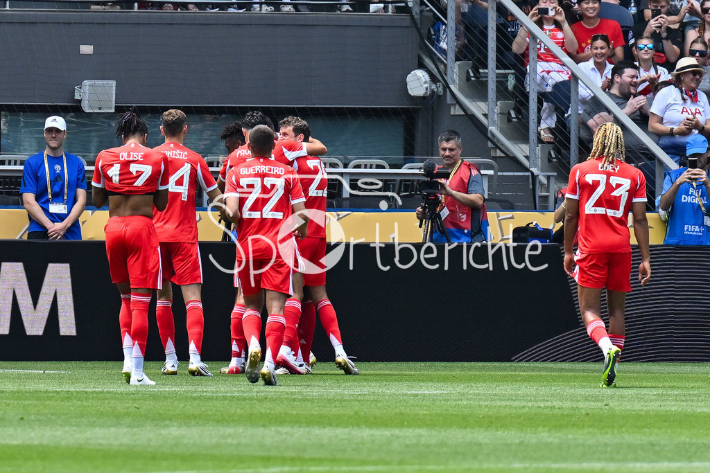 FC Bayern München - TQL Stadium | Jubel der Bayern nach dem Treffer zum 1-0 durch Kingsley COMAN (FC Bayern Muenchen 11) / Tor / Torschuetze / Freude / Happy / FIFA Club World Cup: FC Bayern Muenchen - Auchkland City FC, TQL Stadium am 15.06.2025 / BLD / ZDF / NOT FOR SALE IN USA