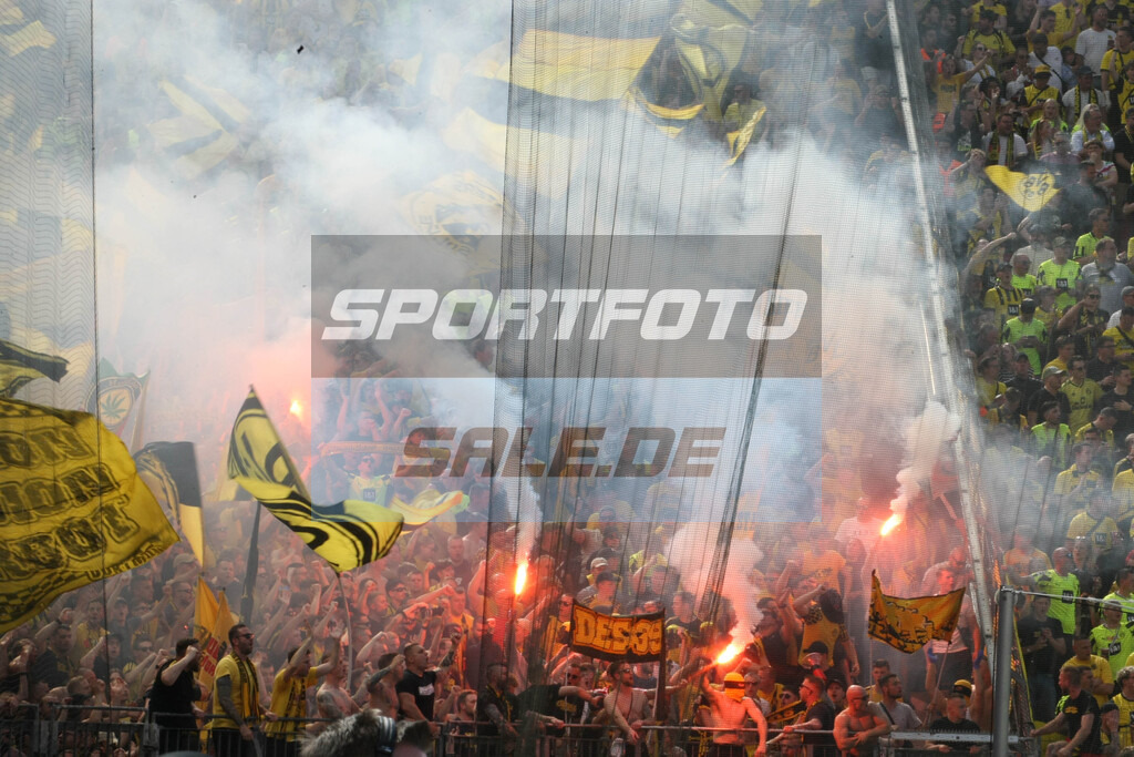 Bayer 04 Leverkusen - Borussia Dortmund | Pyro BVB Block - © Sportfoto-Sale (MK) - Realisiert mit Pictrs.com