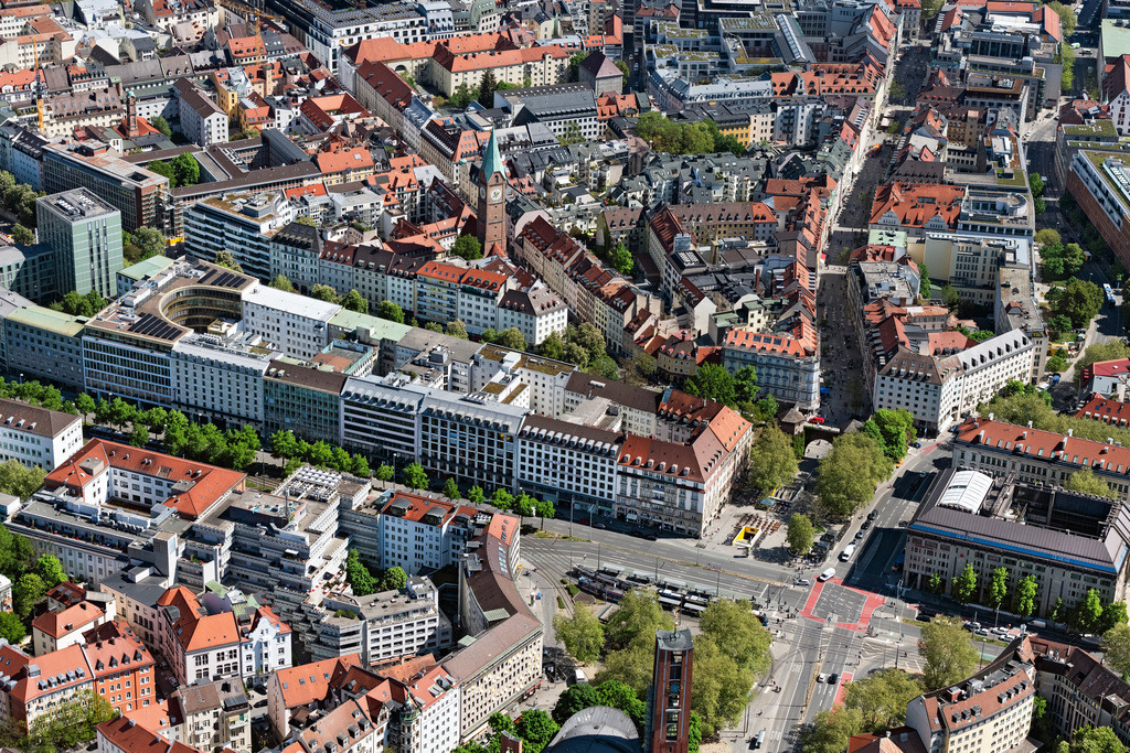 dr__0063886.jpg | MüNCHEN 29.04.2025 Verlauf der Straßenführung an der Sonnenstraße in München im Bundesland Bayern, Deutschland. // Street - road guidance on street Sonnenstrasse in Munich in the state Bavaria, Germany. Foto: Daniel Reiter