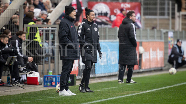 Frauen Fußball-Bundesliga; Bayer 04 Leverkusen - 1. FC Nürnberg, 31.01.2026 | Roberto Pätzold (Cheftrainer Bayer 04 Leverkusen); Bayer 04 Leverkusen - 1. FC Nürnberg an Spieltag 16 der Google Pixel Frauen-Bundesliga am 31.01.2026 im Ulrich-Haberland-Stadion in Leverkusen (Nordrhein-Westfalen). DFL REGULATIONS PROHIBIT ANY USE OF PHOTOGRAPHS AS IMAGE SEQUENCES AND/OR QUASI-VIDEO.