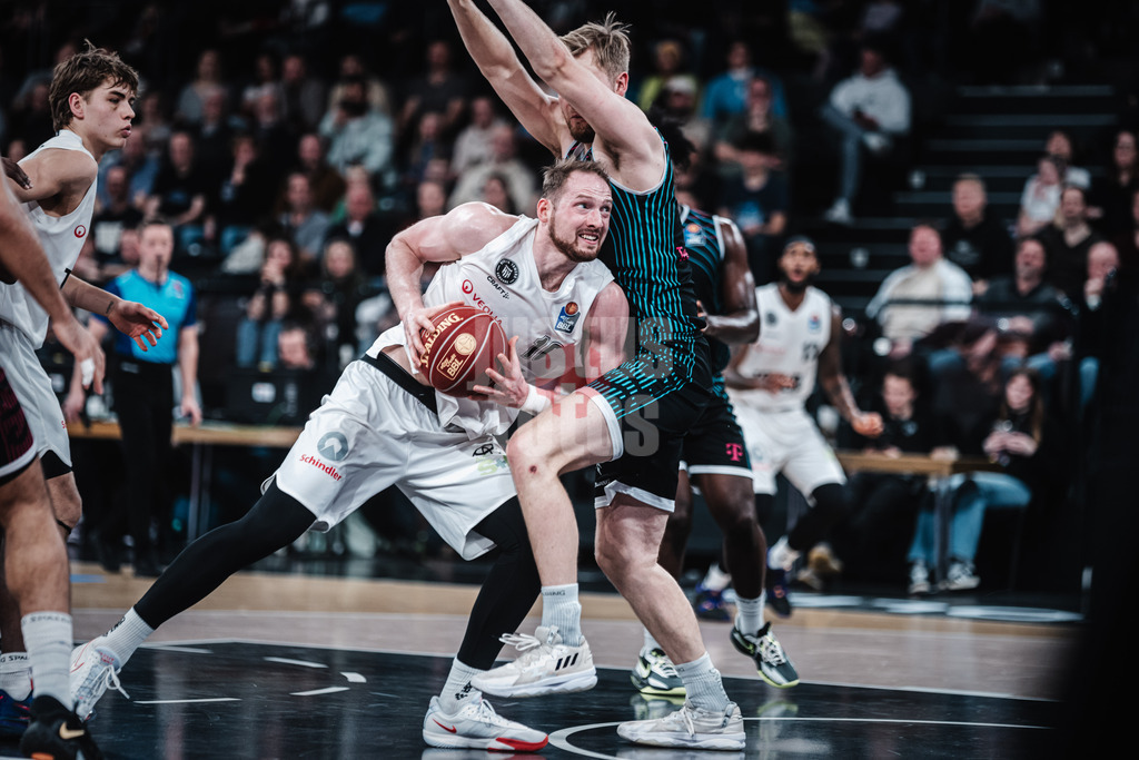 Basketball | Männer | Saison 2023/2024 | easyCredit Basketball Bundesliga | Veolia Towers Hamburg vs. Telekom Baskets Bonn | 03.02.2024 | Aleksander Dziewa (#10, Veolia Towers Hamburg) beisst sich durch