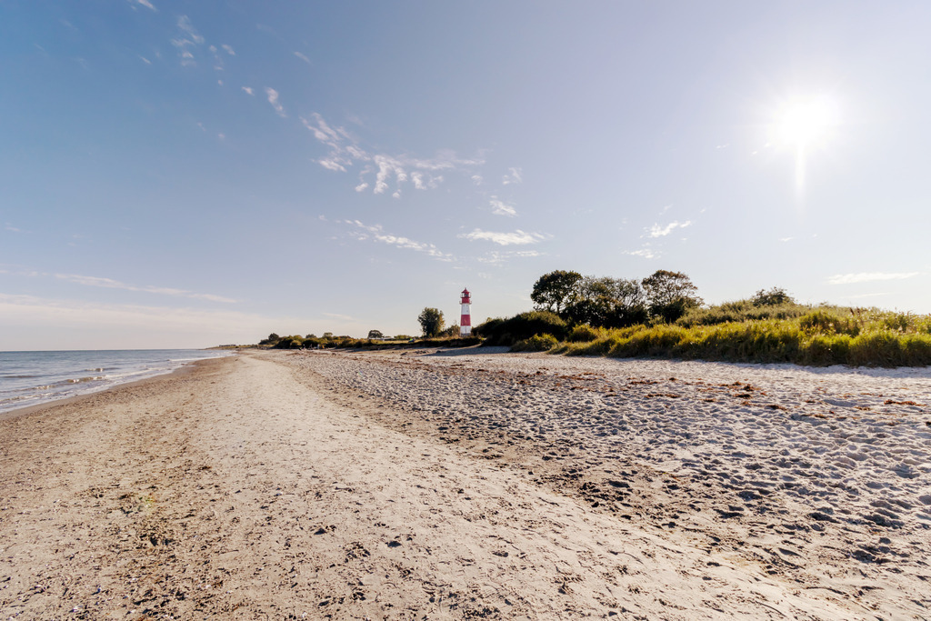 Wandbild: Strand am Leuchtturm in Falshöft | Dieses Wandbild im Querformat zeigt den Ostseestrand vor dem Leuchtturm in Falshöft. Der blaue Himmel ist an diesem schönen sonnigen Herbsttag fast wolkenlos.  - Realisiert mit Pictrs.com