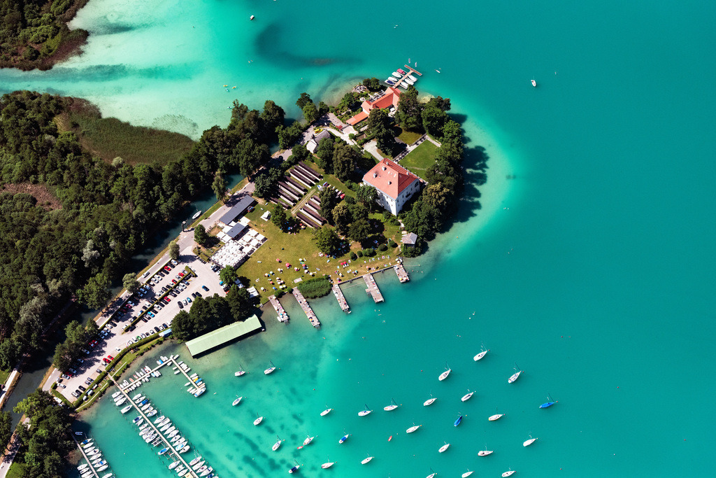 dr__0026027.jpg | KLAGENFURT 25.06.2019 Halbinsel mit Landzugang und Uferbereich Maria Loretto auf dem Wörthersee in Klagenfurt in Kärnten, Österreich. // Peninsula with land access and shore area on the Woerthersee in Klagenfurt in Kaernten, Austria. Foto: Daniel Reiter