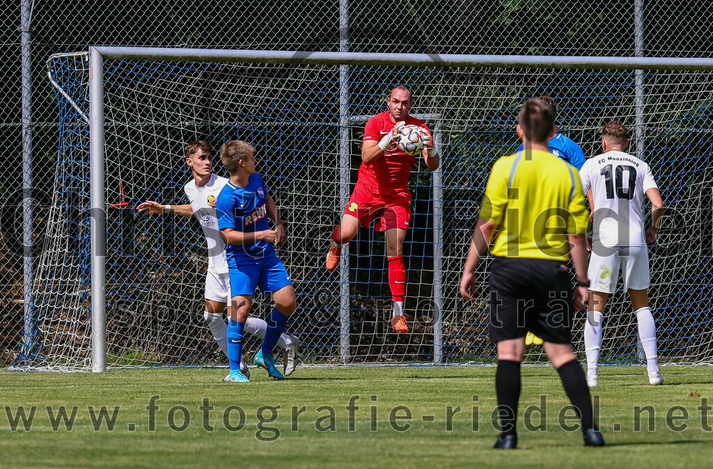2023-07-22_130_FC_Eitting_gegen_FC_Moosinning | Eitting, Deutschland, 22.07.2023:
Fußball, Kreisliga 2023 / 2024, Testspiel, FC Eitting gegen FC Moosinning, Endergebnis: 0:4

Dennis Stauf (FC Moosinning, #15), Lukas Treffler (FC Eitting, #11), Torwart Aaron Siegl (FC Moosinning, #27), Florian Jakob (FC Moosinning, #10)

Foto: Christian Riedel / fotografie-riedel.net
