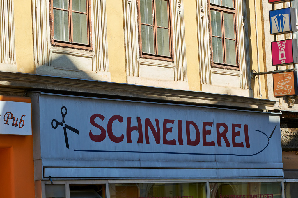 Aufschrift Schneiderei auf der Hauswand | Wien, Austria - June 30, 2020: Aufschrift Schneiderei auf der Hauswand. - Realisiert mit Pictrs.com