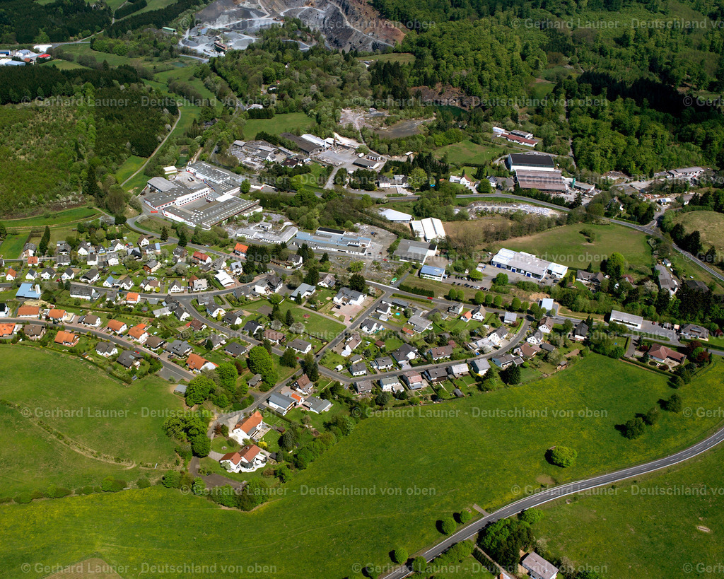 2610309 | HIRZENHAIN BAHNHOF 09.06.2006 Ortsansicht der Straßen und Häuser der Wohngebiete in Hirzenhain Bahnhof im Bundesland Hessen, Deutschland // Town View of the streets and houses of the residential areas in Hirzenhain Bahnhof in the state Hesse, Germany Foto: Gerhard Launer