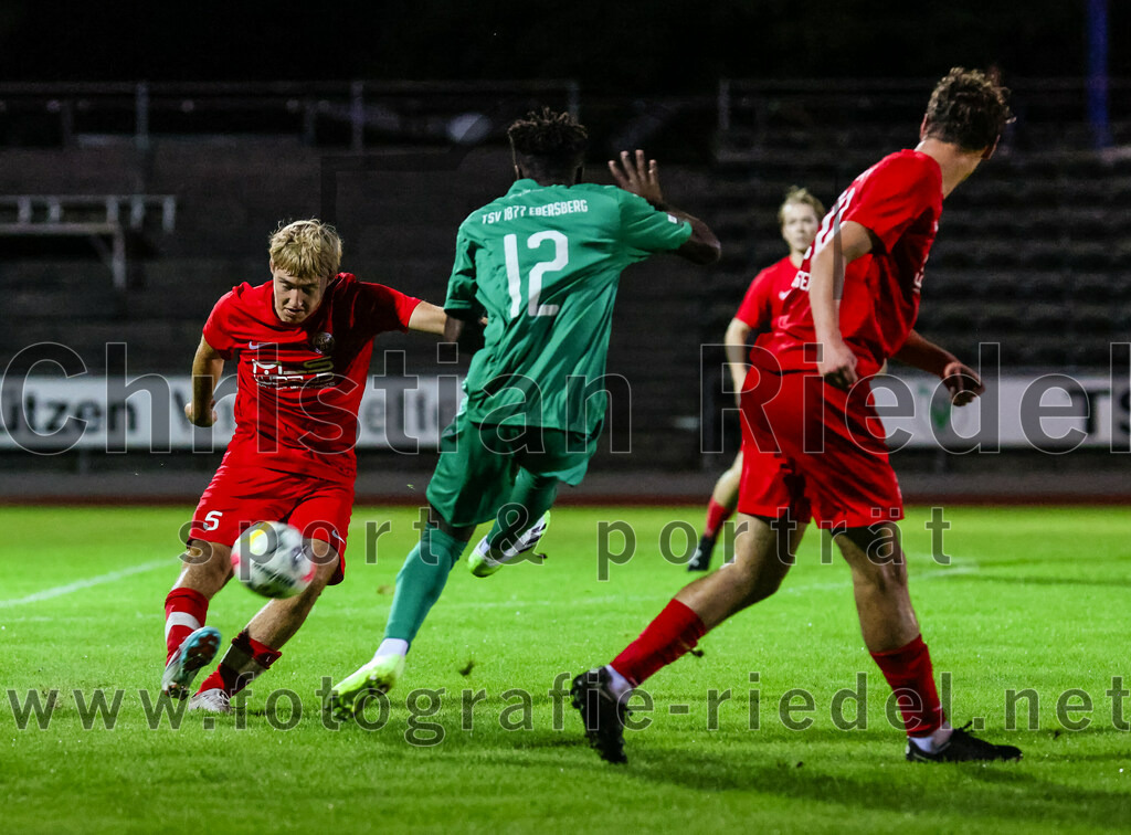2023-09-01_019_SC_Baldham-Vaterstetten_gegen_TSV_1877_Ebersberg | Vaterstetten, Deutschland, 01.09.2023:
Fußball, Kreisliga 2023 / 2024, 3. Spieltag, SC Baldham-Vaterstetten gegen TSV 1877 Ebersberg, Ergebnis: 1:2

Daniel Winzer (SC Baldham-Vaterstetten, #5), Lusilawo Kisungu (TSV 1877 Ebersberg, #12)

Foto: Christian Riedel / fotografie-riedel.net